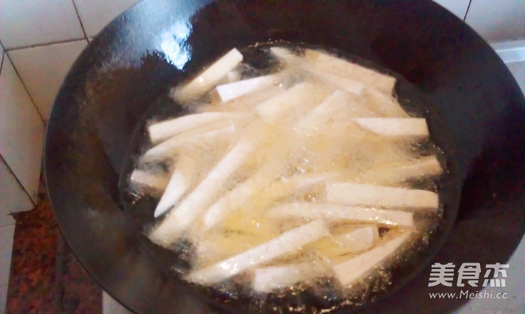 <a href=/shicai/shucai/XiangYu/index.html target=_blank><u>香芋</u></a>烧<a href=/shicai/rouqin/NiuRou/index.html target=_blank><u>牛肉</u></a>的做法