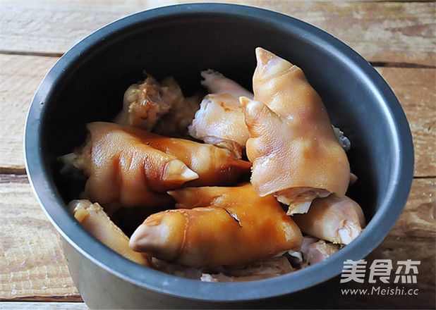 电压力锅版卤<a href=/shicai/rouqin/ZhuTi/index.html target=_blank><u>猪蹄</u></a>的做法