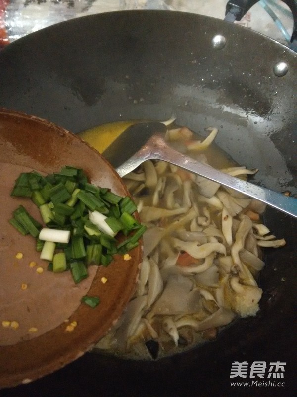 家常炒<a href=/shicai/shucai/MoGu/index.html target=_blank><u>蘑菇</u></a>的做法