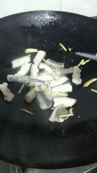 <a href=/shicai/shuichanpin/ManYu/index.html target=_blank><u>鳗鱼</u></a>炒咸菜