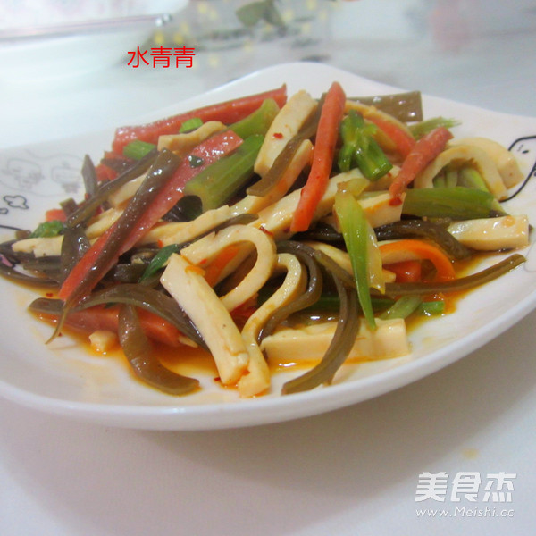 <a href=/shicai/shucai/QinCai/index.html target=_blank><u>芹菜</u></a>烤肠<a href=/shicai/shuichanpin/HaiDai/index.html target=_blank><u>海带</u></a>咝的做法