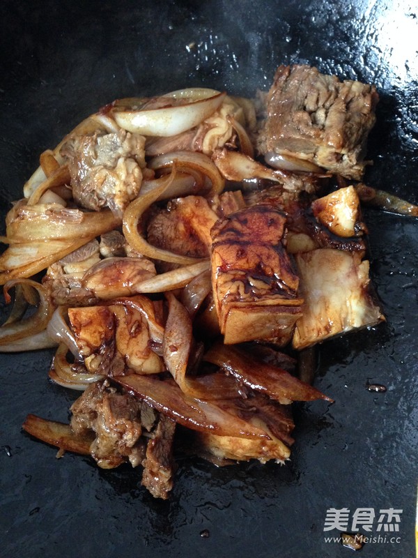 <a href=/shicai/shucai/QingSuan/index.html target=_blank><u>青蒜</u></a>烧<a href=/shicai/rouqin/YangRou/index.html target=_blank><u>羊肉</u></a>的做法