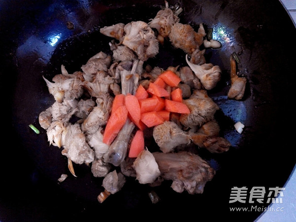 <a href=/shicai/shucai/HouTouGu/index.html target=_blank><u>猴头菇</u></a>炖鸭丁的做法