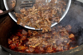 金笋火锅牦<a href=/shicai/rouqin/NiuNan/index.html target=_blank><u>牛腩</u></a>步骤12