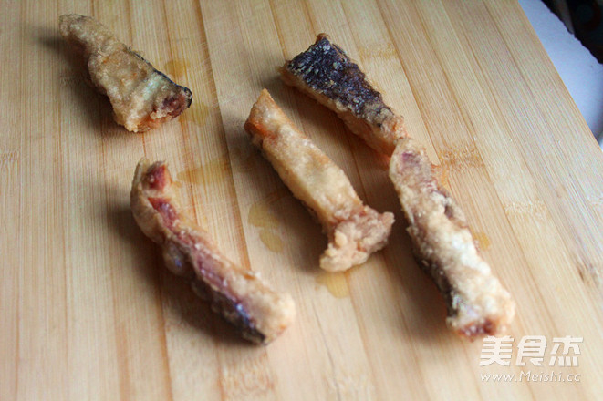 <a href=/shicai/guopin/ZhiMa/index.html target=_blank><u>芝麻</u></a>五香鱼块的做法