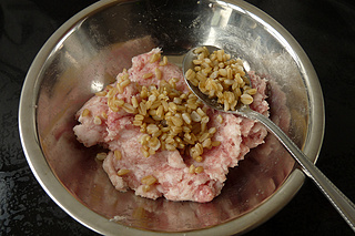 <a href=/shicai/mimian/YanMai/index.html target=_blank><u>燕麦</u></a><a href=/shicai/guopin/ZhiMa/index.html target=_blank><u>芝麻</u></a>肉丸