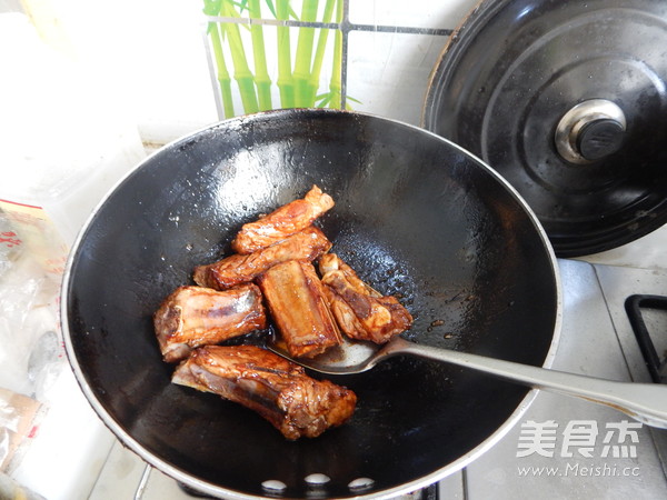 #六月鲜#红烧<a href=/shicai/rouqin/PaiGu/index.html target=_blank><u>排骨</u></a>的做法