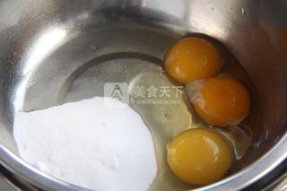 白<a href=/shicai/mimian/QiaoKeLi/index.html target=_blank><u>巧克力</u></a>蛋黄派