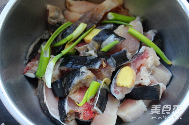 <a href=/shicai/guopin/ZhiMa/index.html target=_blank><u>芝麻</u></a>五香鱼块的做法