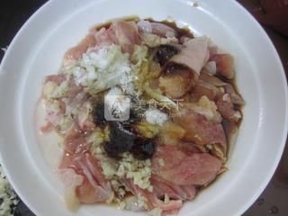 <a href=/shicai/shucai/ChaShuGu/index.html target=_blank><u>茶树菇</u></a>炒<a href=/shicai/rouqin/ZhengJi/index.html target=_blank><u>鸡肉</u></a>