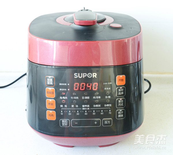 #苏泊尔#<a href=/shicai/guopin/LiZi/index.html target=_blank><u>栗子</u></a>炖笨鸡的做法