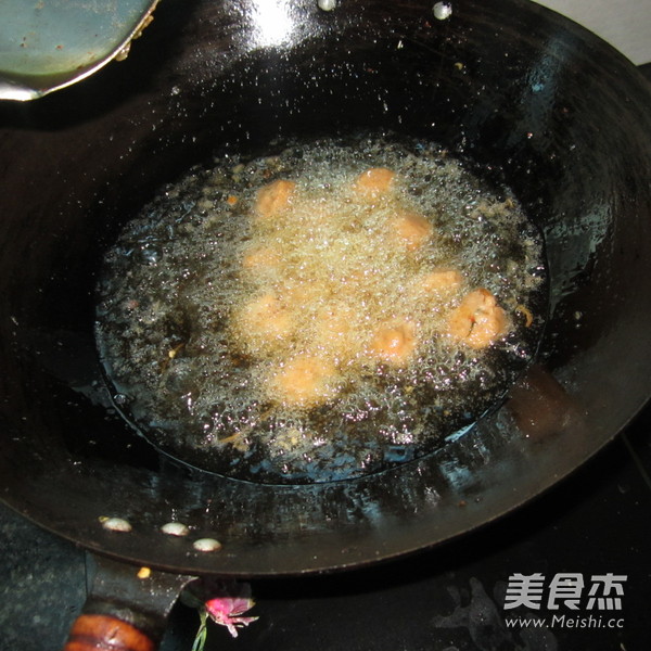 炸<a href=/shicai/shucai/HuLuoBo/index.html target=_blank><u>胡<a href=/shicai/shucai/LuoBo/index.html target=_blank><u>萝卜</u></a></u></a><a href=/shicai/rouqin/ZhuRou/index.html target=_blank><u>猪肉</u></a>丸子的做法