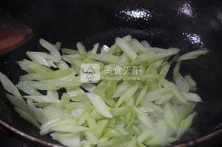 <a href=/shicai/shucai/QinCai/index.html target=_blank><u>芹菜</u></a>炒腊肠