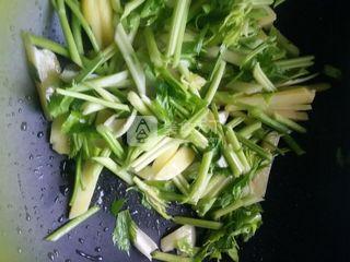 芹心<a href=/shicai/shucai/TuDou/index.html target=_blank><u>土豆</u></a>条