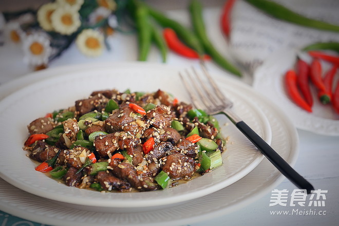 <a href=/shicai/guopin/ZhiMa/index.html target=_blank><u>芝麻</u></a><a href=/shicai/rouqin/YangRou/index.html target=_blank><u>羊肉</u></a>粒的做法