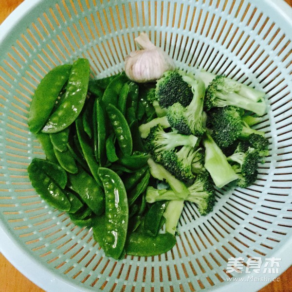 <a href=/shicai/shucai/HeLanDou/index.html target=_blank><u>荷兰豆</u></a><a href=/shicai/shucai/XiLanHua/index.html target=_blank><u>西兰花</u></a>双拼的做法