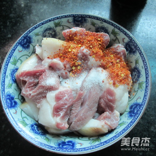 <a href=/shicai/shucai/HeYe/index.html target=_blank><u>荷叶</u></a><a href=/shicai/mimian/MiFen/index.html target=_blank><u>米粉</u></a>肉的做法