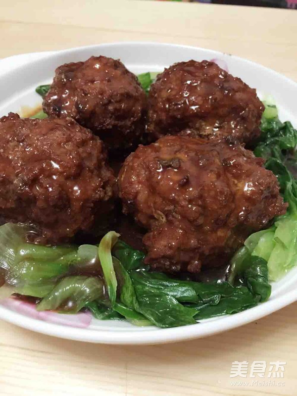 <a href=zt/hsszt target=_blank><u>红烧狮子头</u></a>的做法