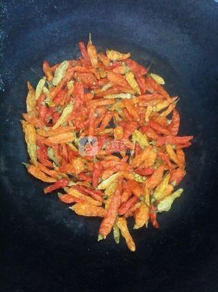 五香<a href=/shicai/shucai/LaJiao/index.html target=_blank><u>辣椒</u></a>油