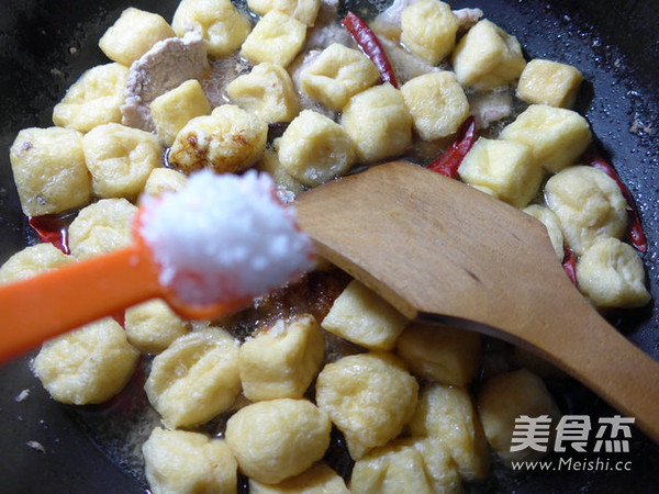 小油<a href=/shicai/mimian/DouFu/index.html target=_blank><u>豆腐</u></a>烧大排的做法