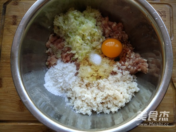 <a href=zt/hsszt target=_blank><u>红烧狮子头</u></a>的做法