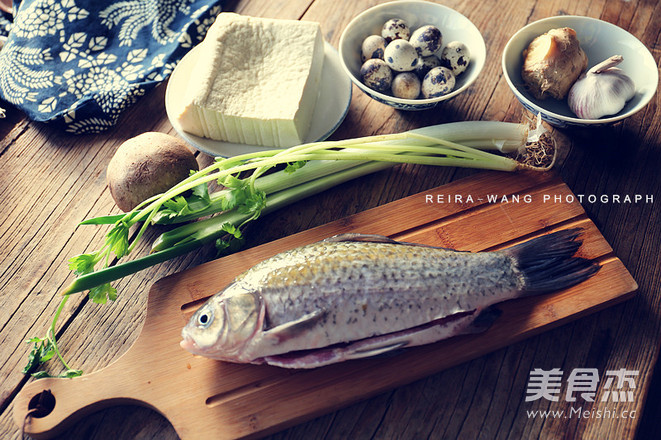 <a href=/shicai/shucai/QinCai/index.html target=_blank><u>芹菜</u></a>鲫<a href=/shicai/shuichanpin/YuDoufu/index.html target=_blank><u>鱼<a href=/shicai/mimian/DouFu/index.html target=_blank><u>豆腐</u></a></u></a>的做法