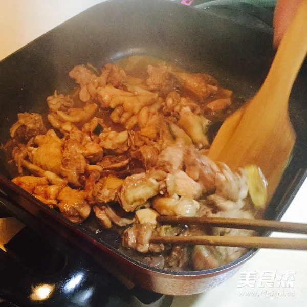 <a href=/shicai/shucai/XiangCai/index.html target=_blank><u>香菜</u></a>焖鸡的做法