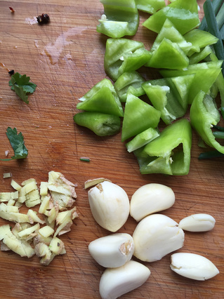 小葱焖<a href=/shicai/rouqin/JiChi/index.html target=_blank><u>鸡翅</u></a>