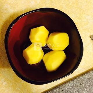 <a href=/shicai/rouqin/ZhuRou/index.html target=_blank><u>猪肉</u></a>片焖<a href=/shicai/shucai/TuDou/index.html target=_blank><u>土豆</u></a>