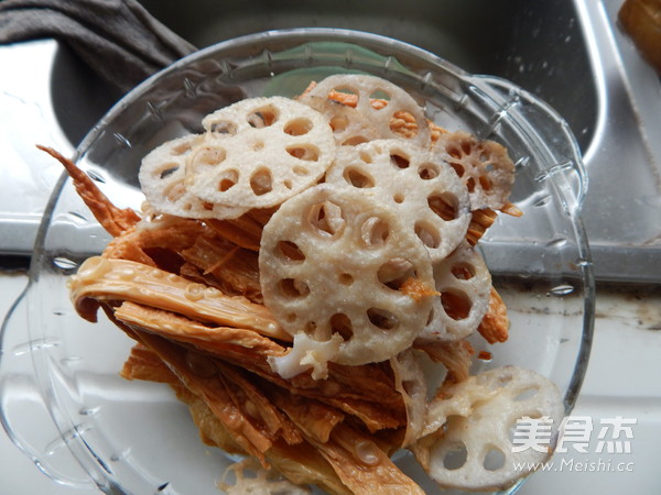 干锅<a href=/shicai/mimian/FuZhu/index.html target=_blank><u>腐竹</u></a>的做法