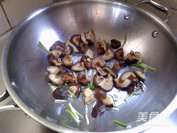 <a href=/shicai/shucai/XiangGu/index.html target=_blank><u>香菇</u></a>烧<a href=/shicai/mimian/DouFu/index.html target=_blank><u>豆腐</u></a>的做法