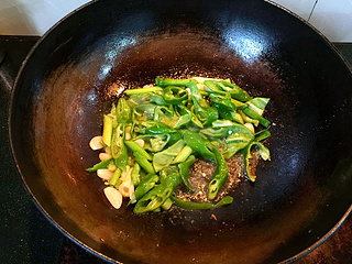 <a href=/shicai/shucai/QingJiao/index.html target=_blank><u>青椒</u></a><a href=/shicai/shucai/SuanMiao/index.html target=_blank><u>蒜苗</u></a>炒油渣