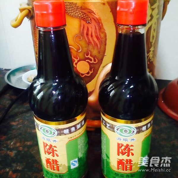 <a href=/shicai/rouqin/ZhuJiao/index.html target=_blank><u>猪脚</u></a>姜<a href=/shicai/diaoweipin/Cu/index.html target=_blank><u>醋</u></a>的做法