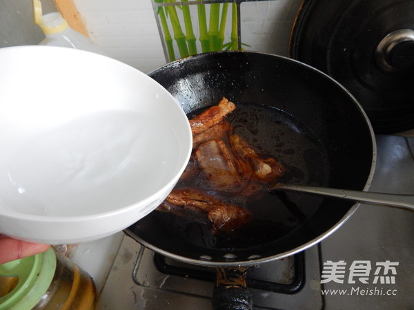 #六月鲜#红烧<a href=/shicai/rouqin/PaiGu/index.html target=_blank><u>排骨</u></a>的做法