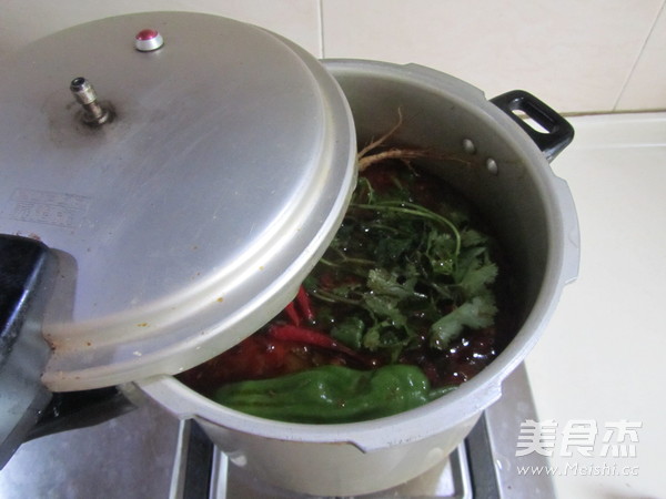 <a href=/shicai/rouqin/NiuRou/index.html target=_blank><u>牛肉</u></a><a href=/shicai/mimian/FuZhu/index.html target=_blank><u>腐竹</u></a>煲的做法