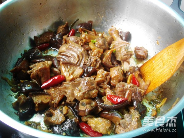 <a href=/shicai/shucai/XiangGu/index.html target=_blank><u>香菇</u></a>焖鸭的做法