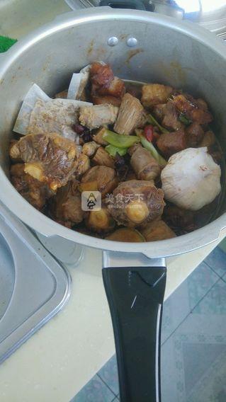 冰糖红烧<a href=/shicai/rouqin/NiuRou/index.html target=_blank><u>牛肉</u></a><a href=/shicai/rouqin/NiuWei/index.html target=_blank><u>牛尾</u></a>