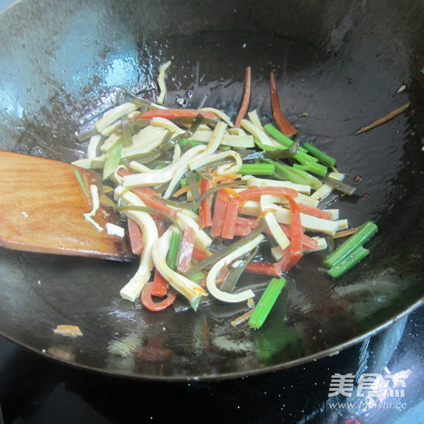 <a href=/shicai/shucai/QinCai/index.html target=_blank><u>芹菜</u></a>烤肠<a href=/shicai/shuichanpin/HaiDai/index.html target=_blank><u>海带</u></a>咝的做法