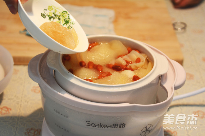 <a href=/shicai/shucai/BaiHe/index.html target=_blank><u>百合</u></a>炖雪<a href=/shicai/guopin/Li/index.html target=_blank><u>梨</u></a>的做法