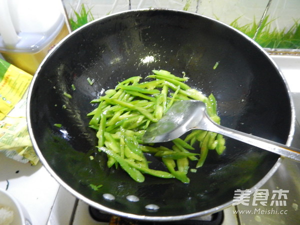 <a href=/shicai/shucai/QingJiao/index.html target=_blank><u>青椒</u></a>炒<a href=/shicai/mimian/DouPi/index.html target=_blank><u>豆皮</u></a>卷的做法