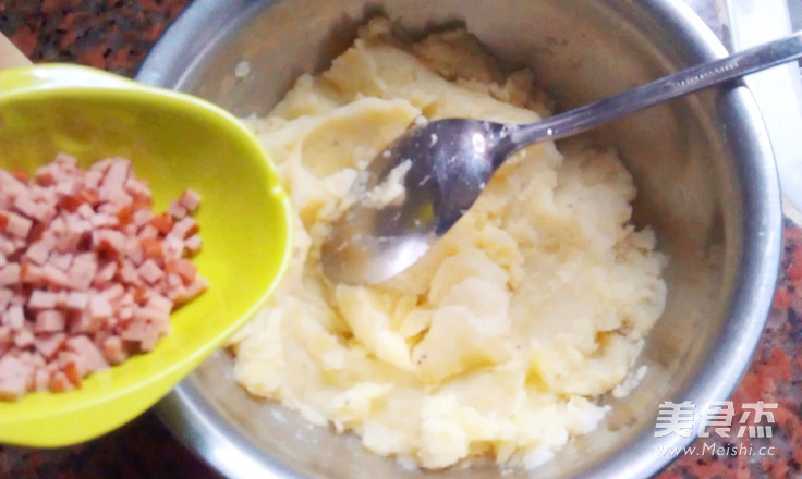 <a href=/shicai/mimian/ZhiShi/index.html target=_blank><u>芝士</u></a>焗<a href=/shicai/shucai/TuDou/index.html target=_blank><u>土豆</u></a>泥的做法