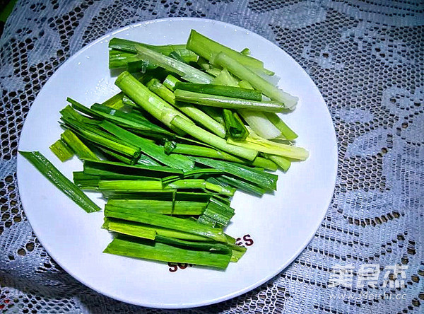 <a href=/shicai/shucai/SuanMiao/index.html target=_blank><u>蒜苗</u></a>焖鱼肉的做法