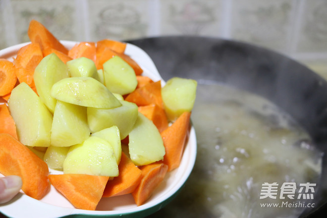 <a href=/shicai/shucai/HuLuoBo/index.html target=_blank><u>胡<a href=/shicai/shucai/LuoBo/index.html target=_blank><u>萝卜</u></a></u></a><a href=/shicai/shucai/TuDou/index.html target=_blank><u>土豆</u></a>炖<a href=/shicai/rouqin/NiuRou/index.html target=_blank><u>牛肉</u></a>的做法