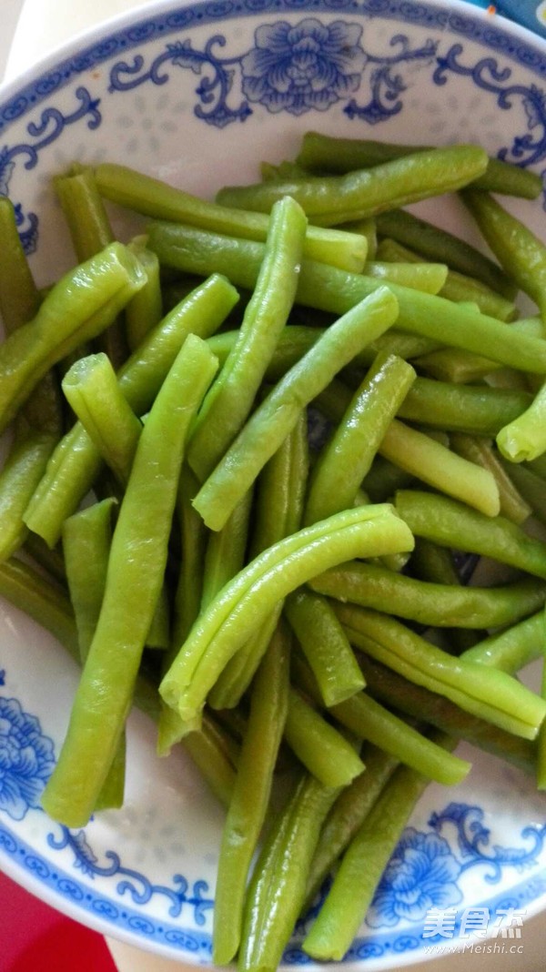 酱<a href=/shicai/mimian/XiangGan/index.html target=_blank><u>香干</u></a>锅的做法