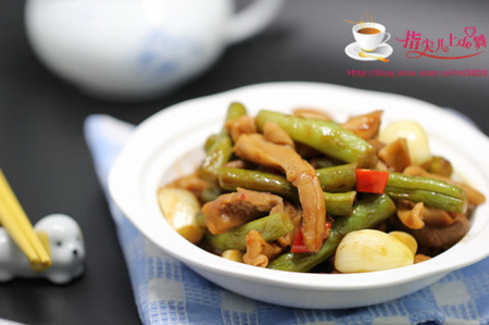 酱烧<a href=/shicai/shucai/SiJiDou/index.html target=_blank><u>四季豆</u></a><a href=/shicai/rouqin/ZhuDu/index.html target=_blank><u>猪肚</u></a>