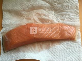 煎<a href=/shicai/shuichanpin/SanWenYu/index.html target=_blank><u>三文鱼</u></a>佐<a href=/shicai/mimian/QingDou/index.html target=_blank><u>青豆</u></a>酱