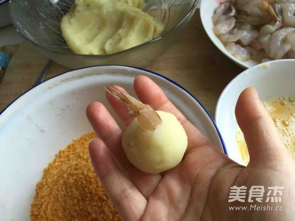 <a href=/shicai/shucai/TuDou/index.html target=_blank><u>土豆</u></a>泥<a href=/shicai/mimian/ZhiShi/index.html target=_blank><u>芝士</u></a>虾球的做法