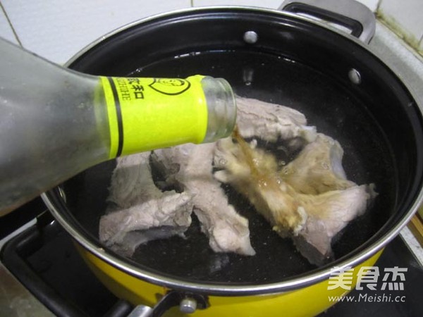 <a href=/shicai/shucai/XiHongShi/index.html target=_blank><u>西红柿</u></a><a href=/shicai/rouqin/JiGu/index.html target=_blank><u>脊骨</u></a>炖连<a href=/shicai/shucai/Ou/index.html target=_blank><u>藕</u></a>的做法