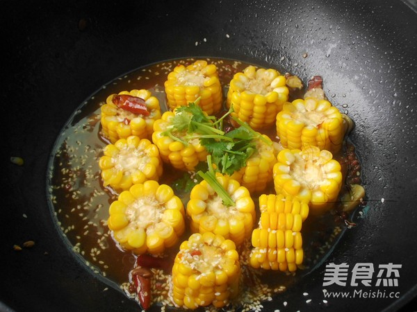 麻辣水煮<a href=/shicai/mimian/YuMi/index.html target=_blank><u>玉米</u></a>的做法