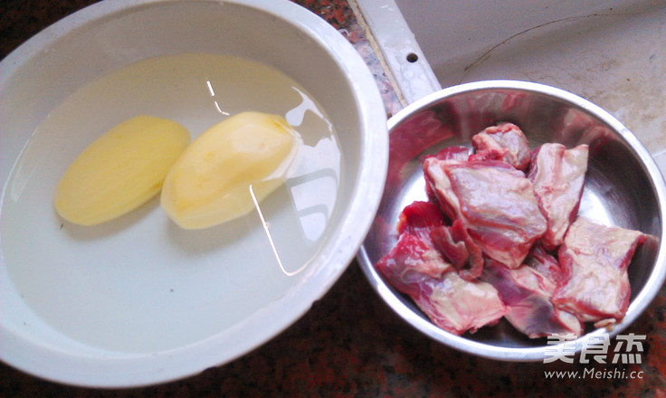 <a href=/shicai/shucai/TuDou/index.html target=_blank><u>土豆</u></a>炖<a href=/shicai/rouqin/YangPai/index.html target=_blank><u>羊排</u></a>的做法